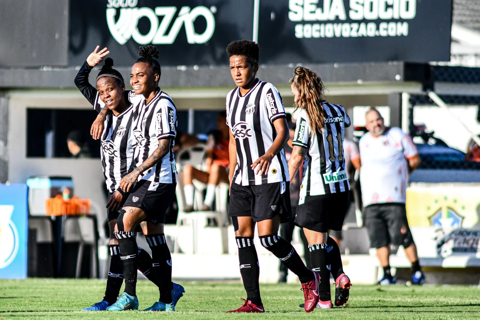 Meninas do Vozão comemoram mais um gol marcado contra o UDA
