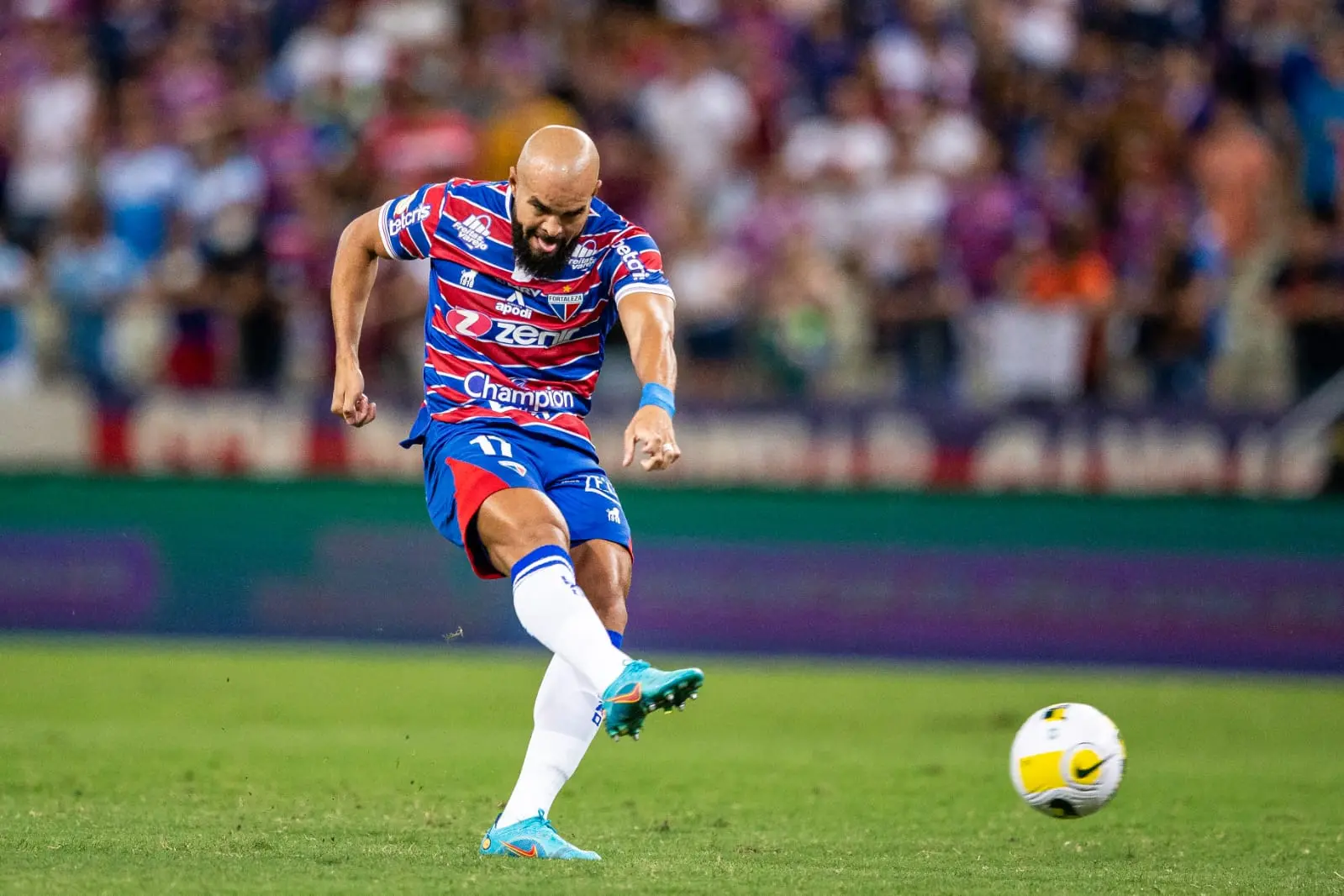 Volante do Fortaleza, Zé Welison, fez belo gol de fora da área, mas juiz anulou