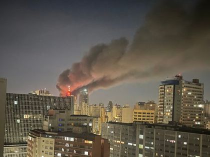 incêndio atinge prédios comerciais na 25 de março, em São Paulo