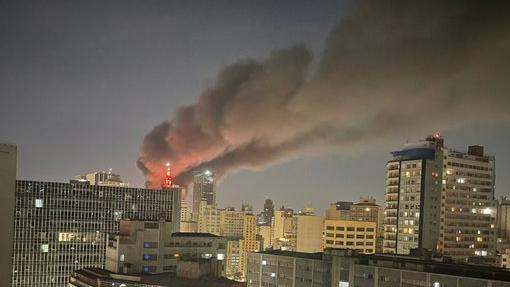incêndio atinge prédios comerciais na 25 de março, em São Paulo