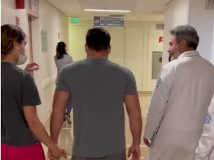 Wesley Safadão apareceu em vídeo caminhando em saída de hospital