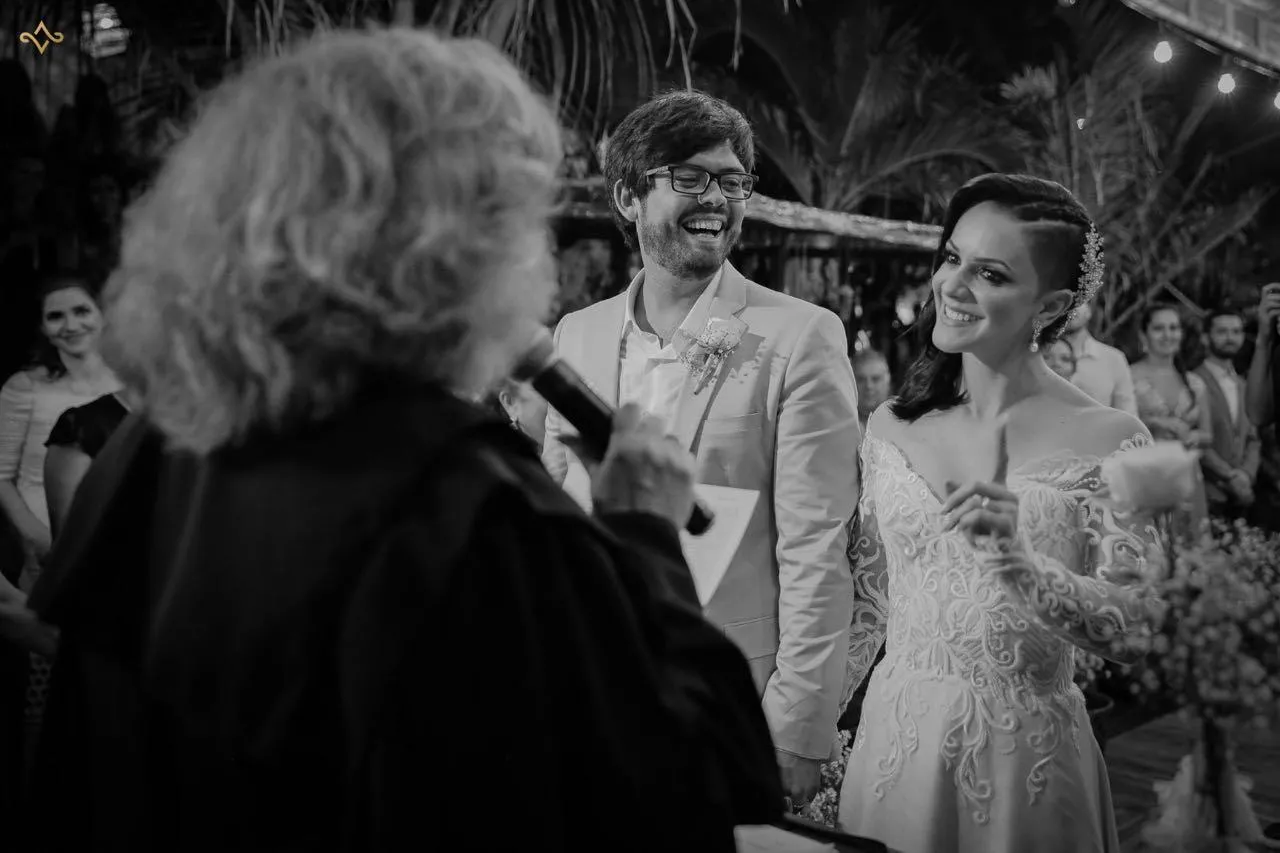 Durante o casamento, a juíza falou apenas da mudança de sobrenome de Camila - que tratou de lembrá-la de que Anatole também havia alterado, momento flagrado pelo fotógrafo