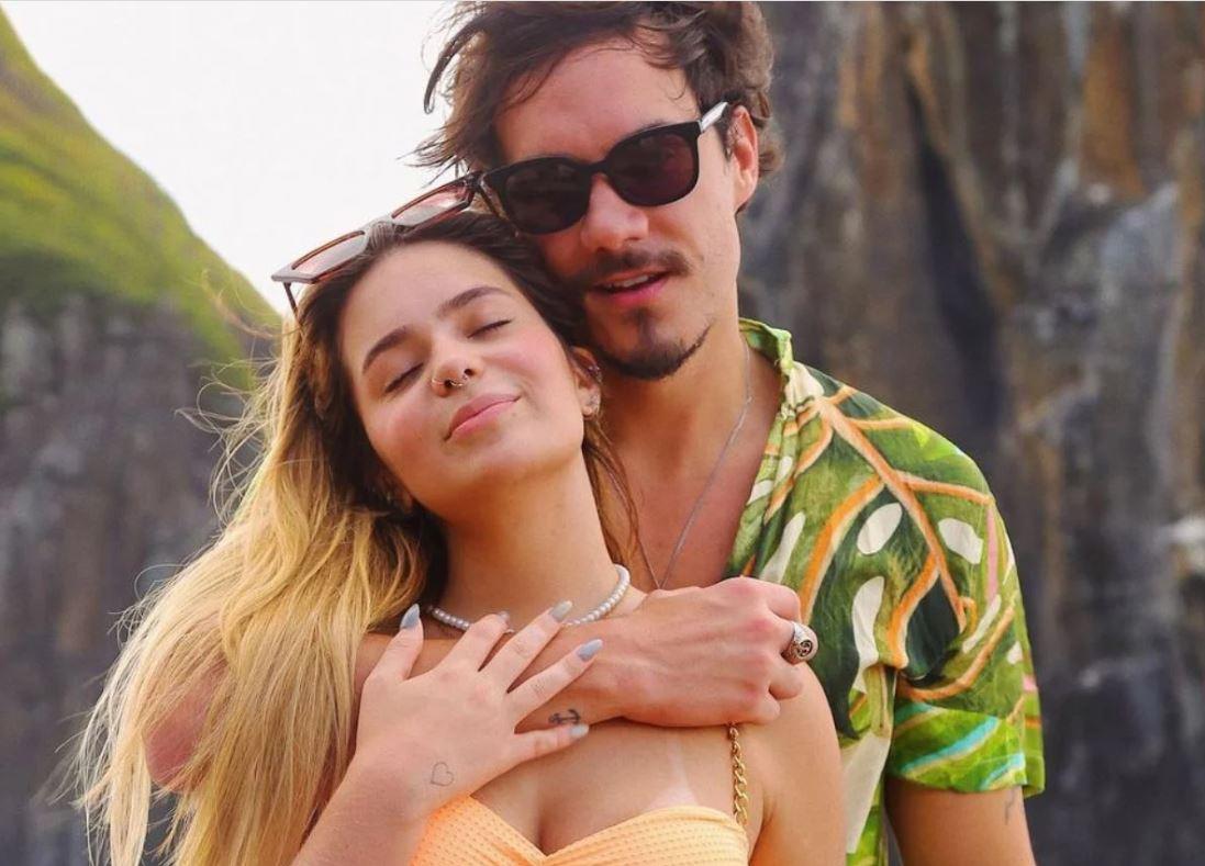 Viih Tube e Eliezer abraçados em foto