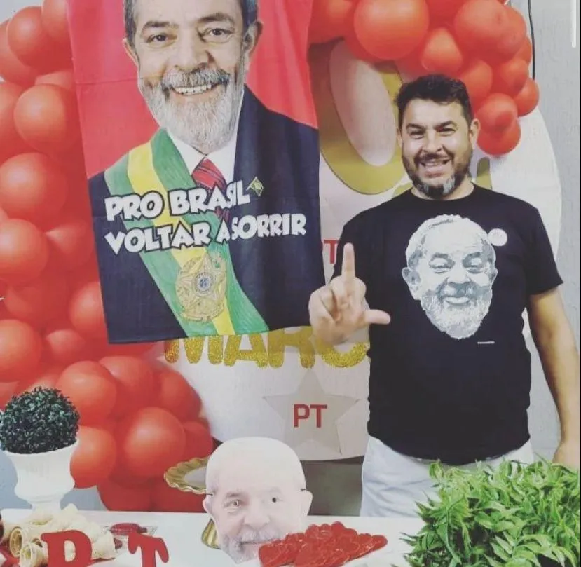 O tema da festa de aniversário do tesoureiro do PT teria influenciado em episódio de violência. A festa dele era inspirada no partido político
