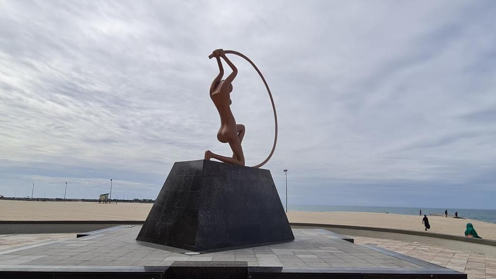 A estátua Iracema Guardiã em seu posto na Praia de Iracema.