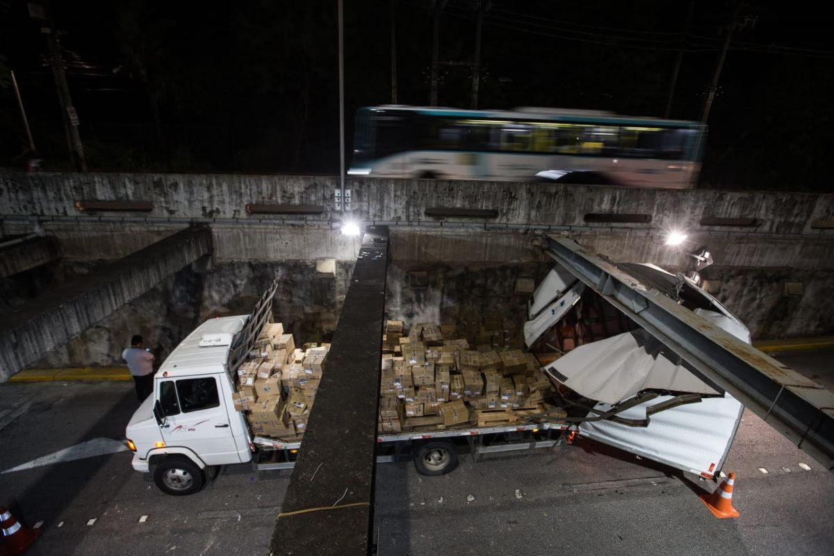 caminhão preso em túnel