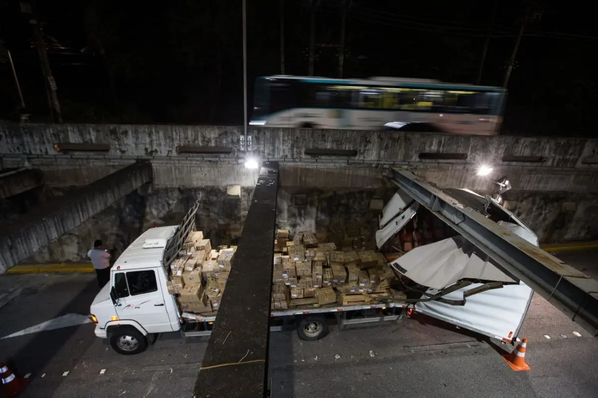 caminhão preso em túnel