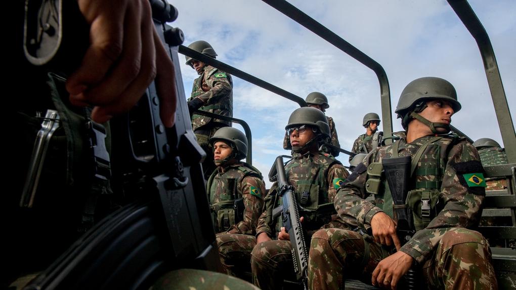 Soldados em ronda por ruas de Fortaleza