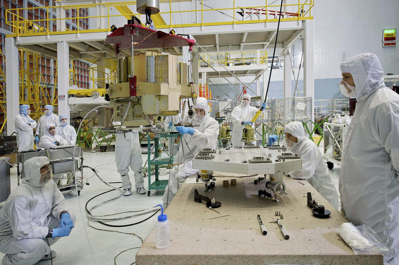 Equipe em trabalho de peças do Telescópio Espacial James Webb