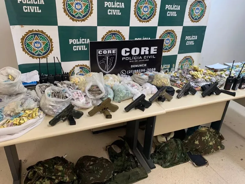 Polícia Civil apreendeu drogas, uma granada, seis pistolas, carregadores, munições, rádios transmissores e roupas camufladas