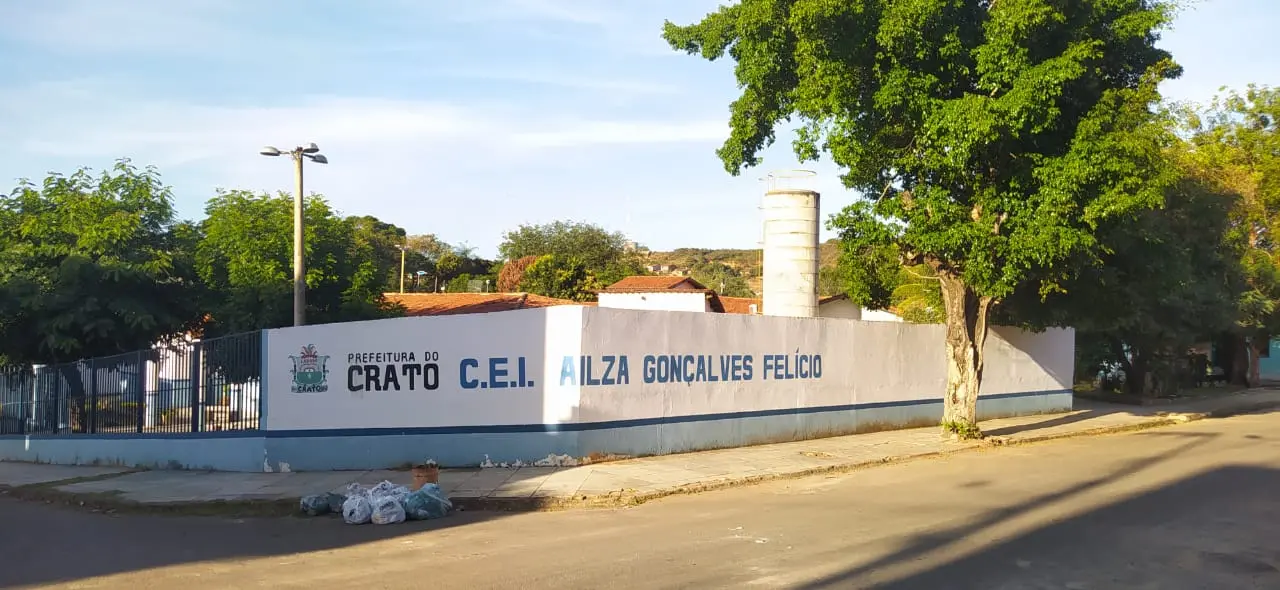 Fachada da escola municipal do Crato que foi incendiada na madrugada.