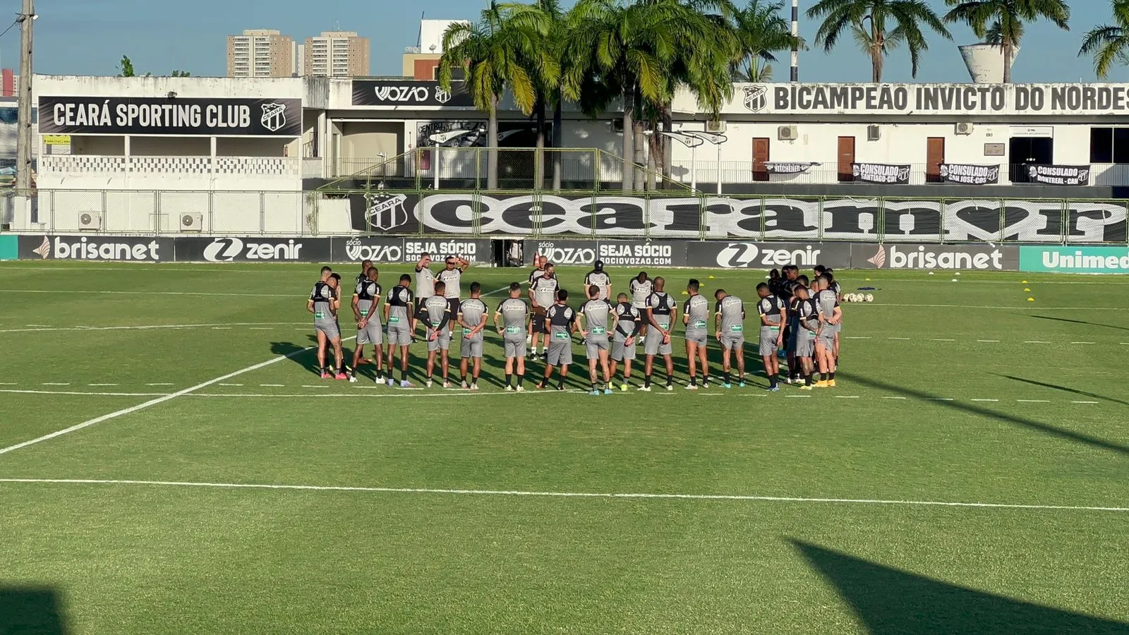 O técnico Marquinhos Santos realizou o último treino antes do Clássico-Rei desta quarta-feira