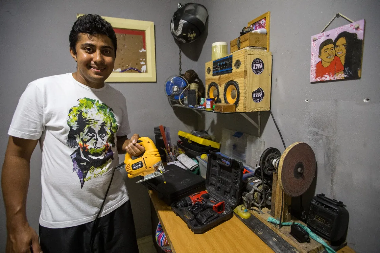 O marido de Renara realiza consertos em casa para economizar
