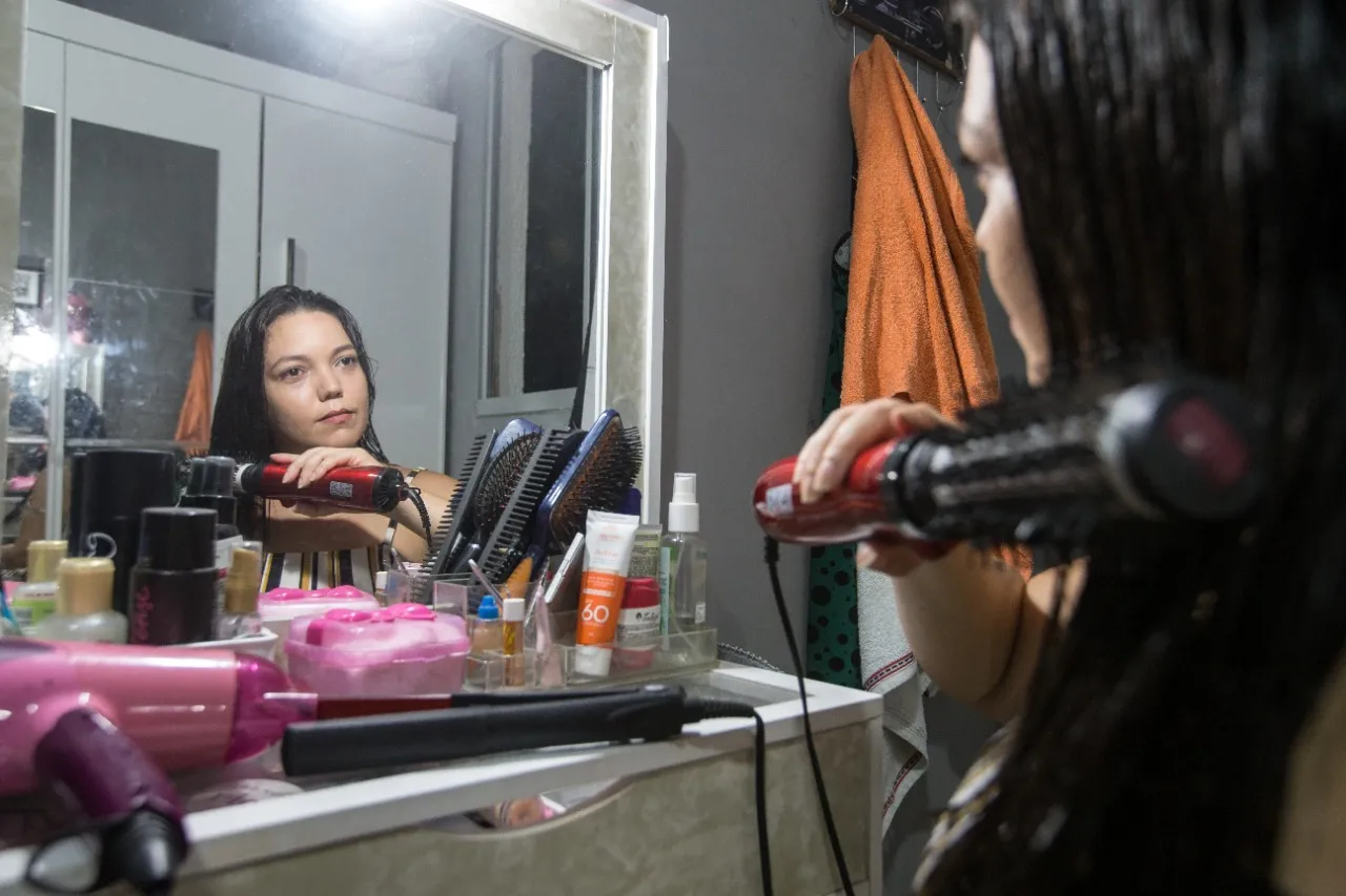 Assim como Taciana, Renara (foto) faz serviços de beleza em casa para economizar