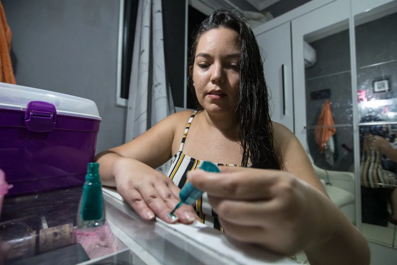 Para economizar, Renara não visita salões de beleza
