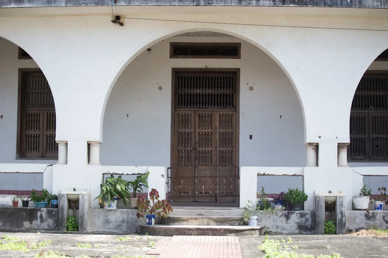 Detalhe da entrada da Casa do Português, no bairro Damas.