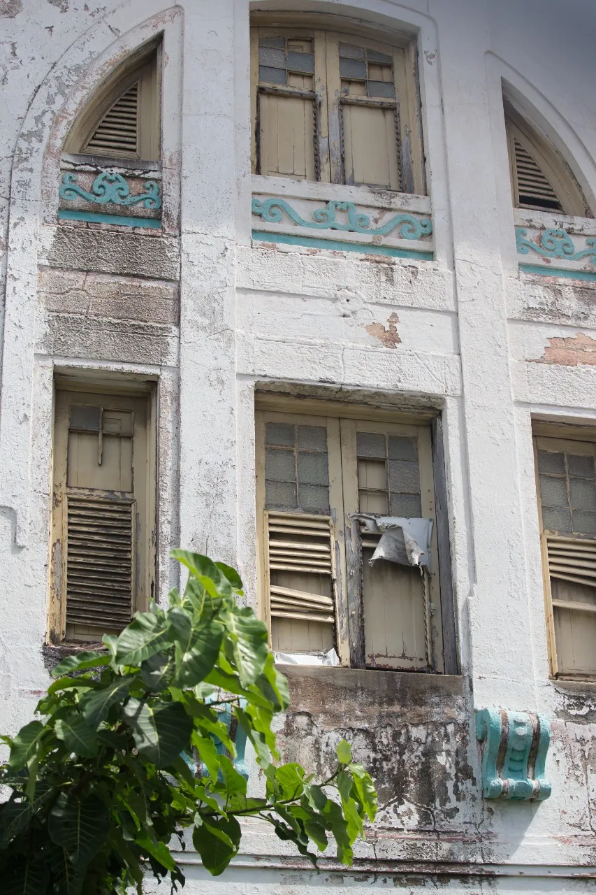 Fechado completamente há quatro anos, casa tem estrutura em ruínas.