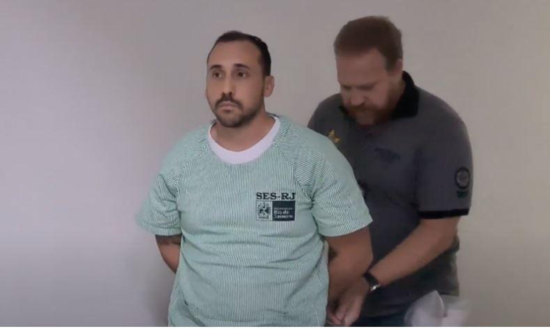 O anestesista Giovanni Quintella sendo levado pelos policiais.