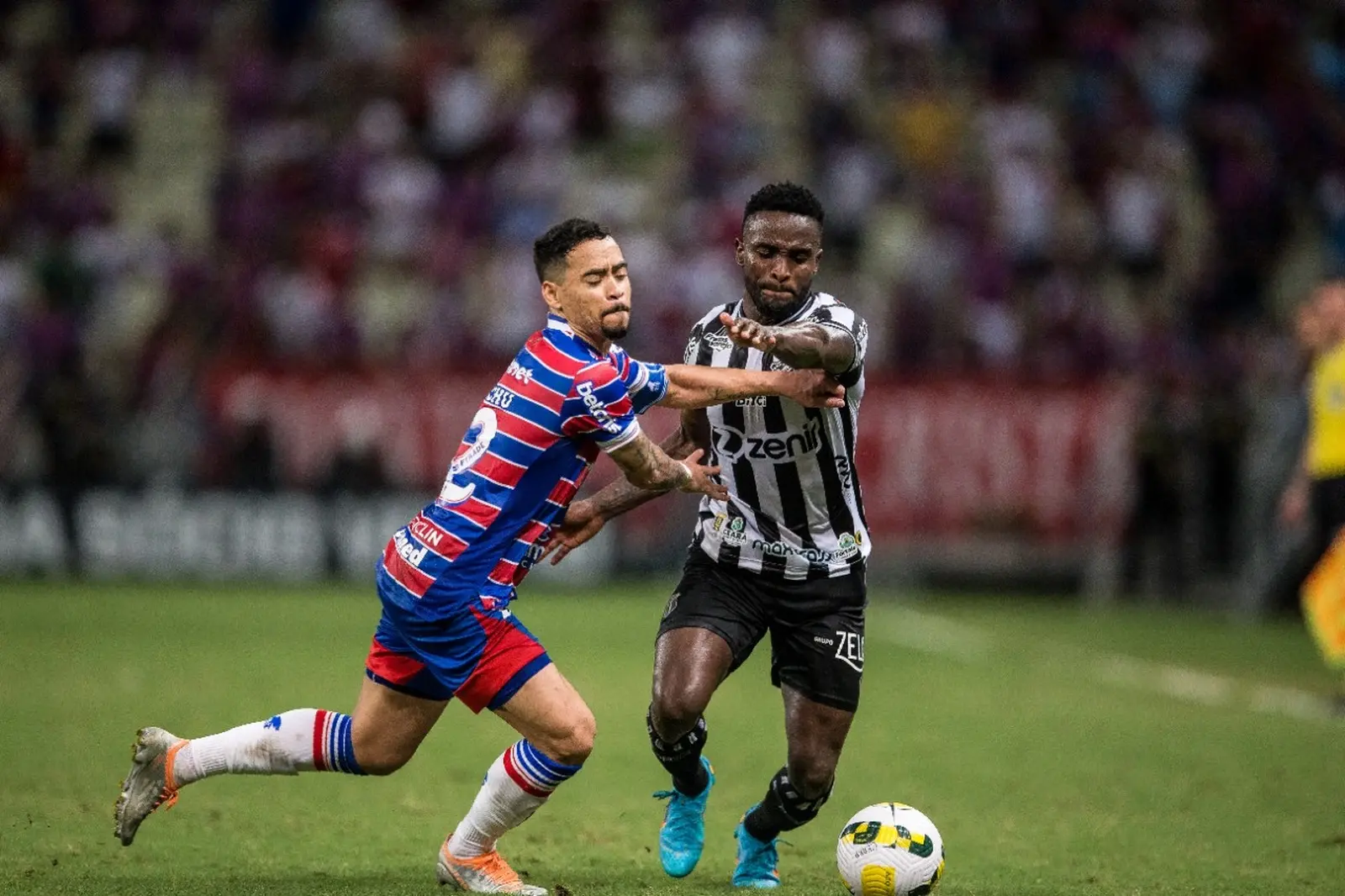 Pikachu e Mendoza disputam bola