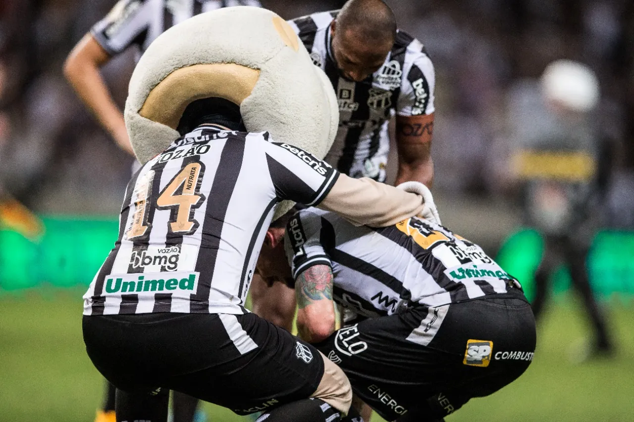 Ao fim da partida, o mascote do Vovô e os jogadores do Ceará consolam Vina, autor do gol do jogo e de uma bola no travessão no último lance