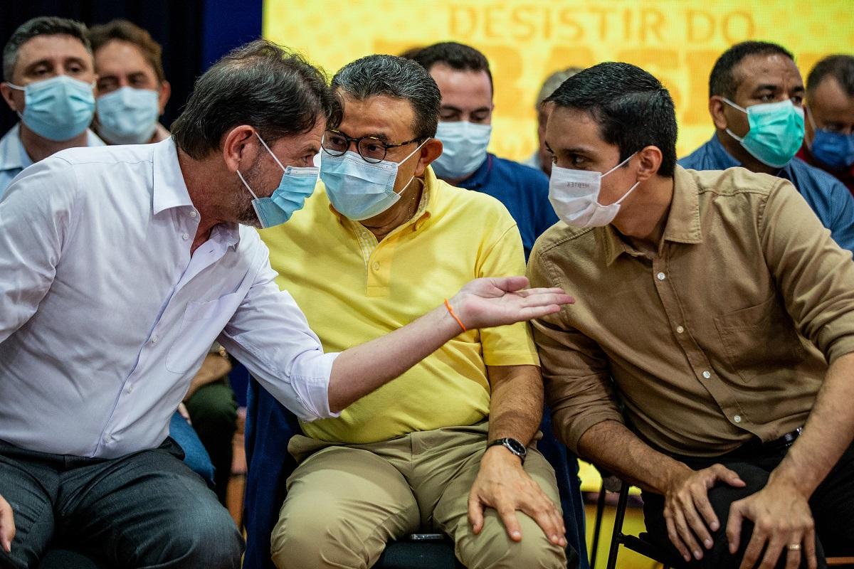 Senador Cid Gomes, do PDT, com o presidente nacional do PSB, Carlos Siqueira, e o presidente estadual Denis Bezerra