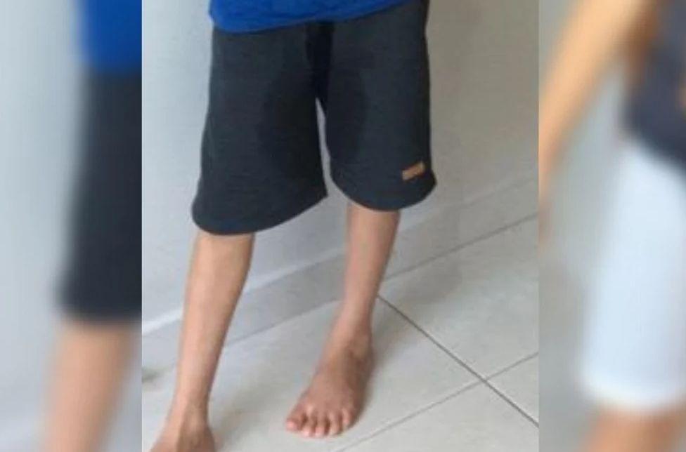 foto de criança cortada para aparecer somente as pernas, a fim de não identificar a vítima