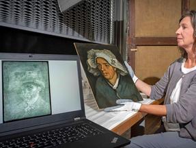 Lesley Stevenson segura obra ao lado do raio-X do autorretrato escondido de Van Gogh