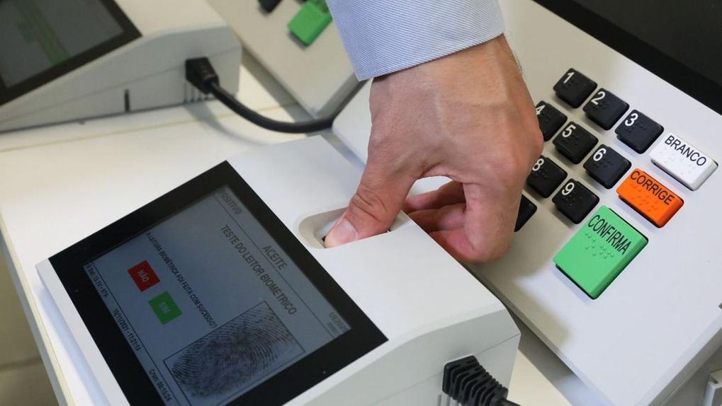 pessoa votando  com biometria