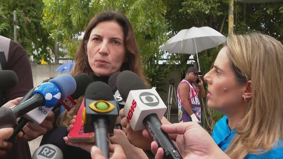 Coletiva de imprensa mostra a delegada Bárbara Lomba falando sobre o caso do anestesista que estuprava mulheres.