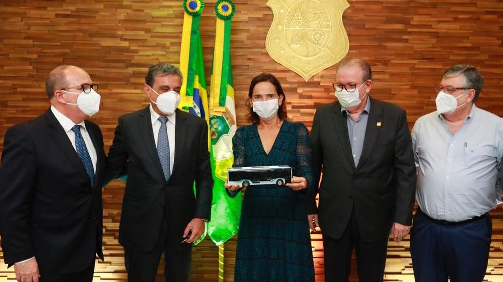 Governadora Izolda Cela assina memorando para produção de hidrogênio verde e eletromobilidade