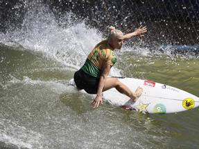 Tatiana Weston-Webb em ação durante etapa do surfe