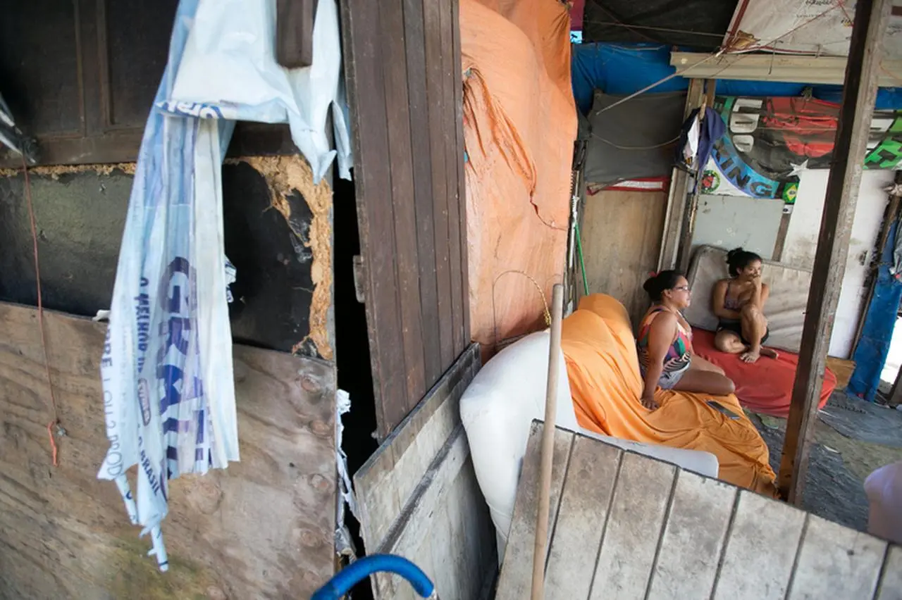 Família embaixo de viaduto em Fortaleza, no Ceará