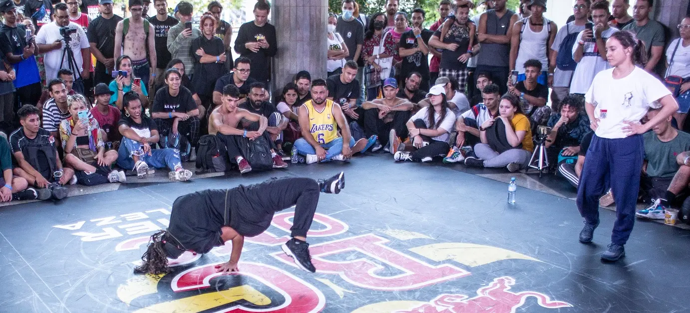 B-girl Karolzinha é influência feminina em modalidade ainda dominada por homens