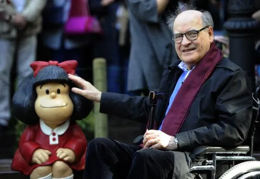 Quino com uma escultura de Mafalda, sua criação, no parque São Francisco em 2014