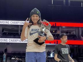 Rayssa Leal com troféu de 1º lugar na primeira etapa da Liga Mundial de Skate Street