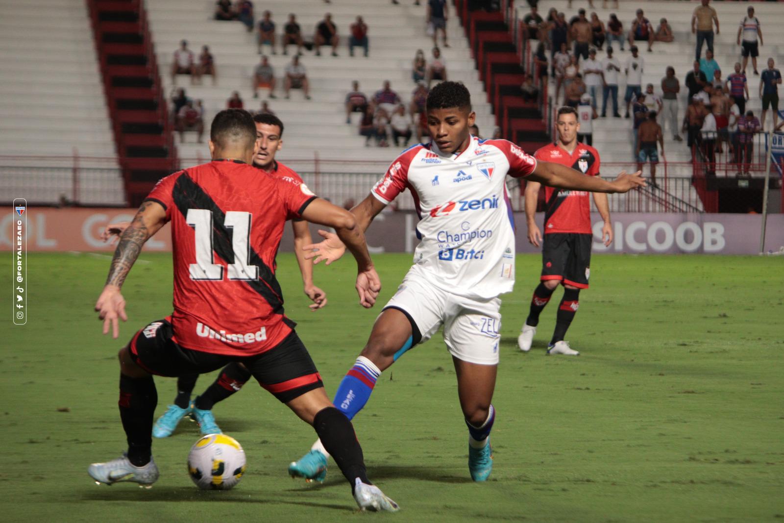 Atletas de Atlético-GO e Fortaleza disputam bola