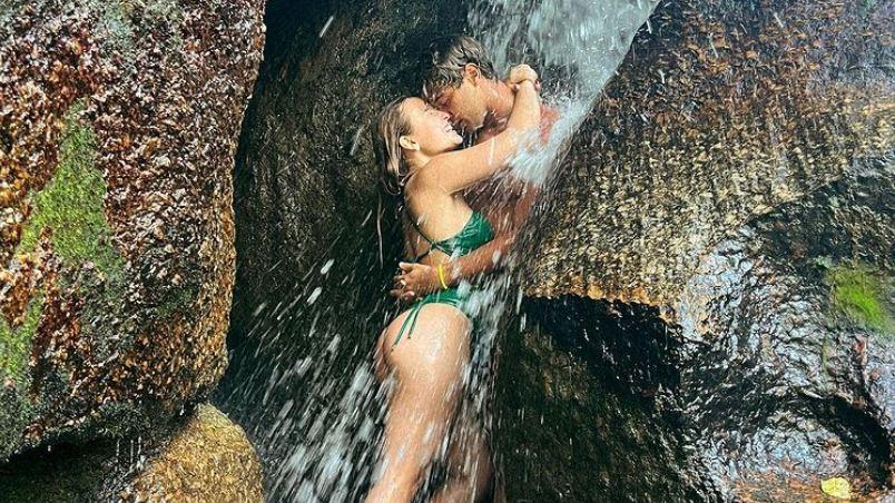 Larissa Manoela e André Luiz Frambach se beijando em cachoeira