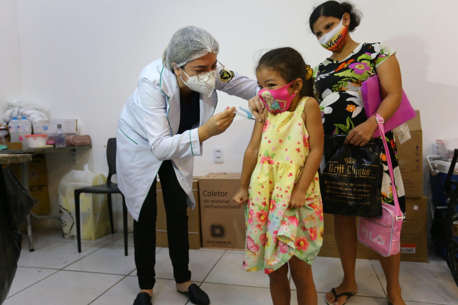Crianças de 3 a 5 anos recebem imunização na capital cearense
