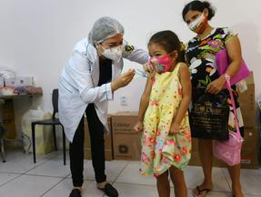 Crianças de 3 a 5 anos recebem imunização na capital cearense
