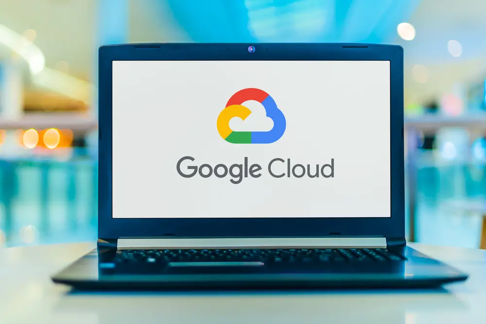 Notebook aberto. Na tela, está escrito Google Cloud.