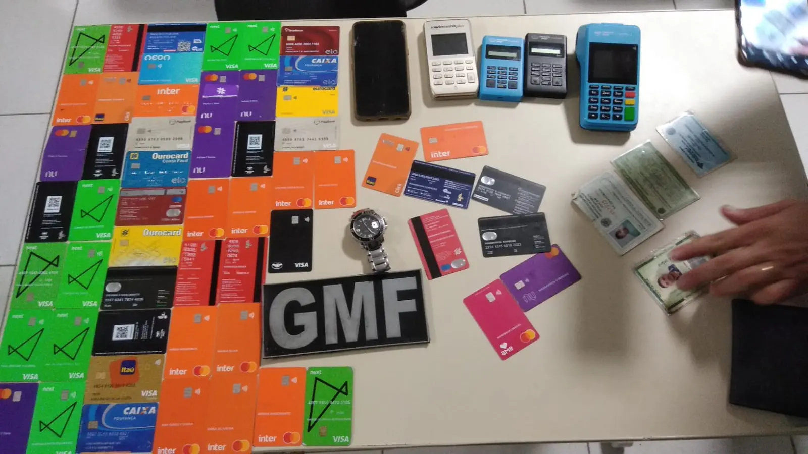 Documentos possivelmente roubados resgatados pela Guarda Municipal.