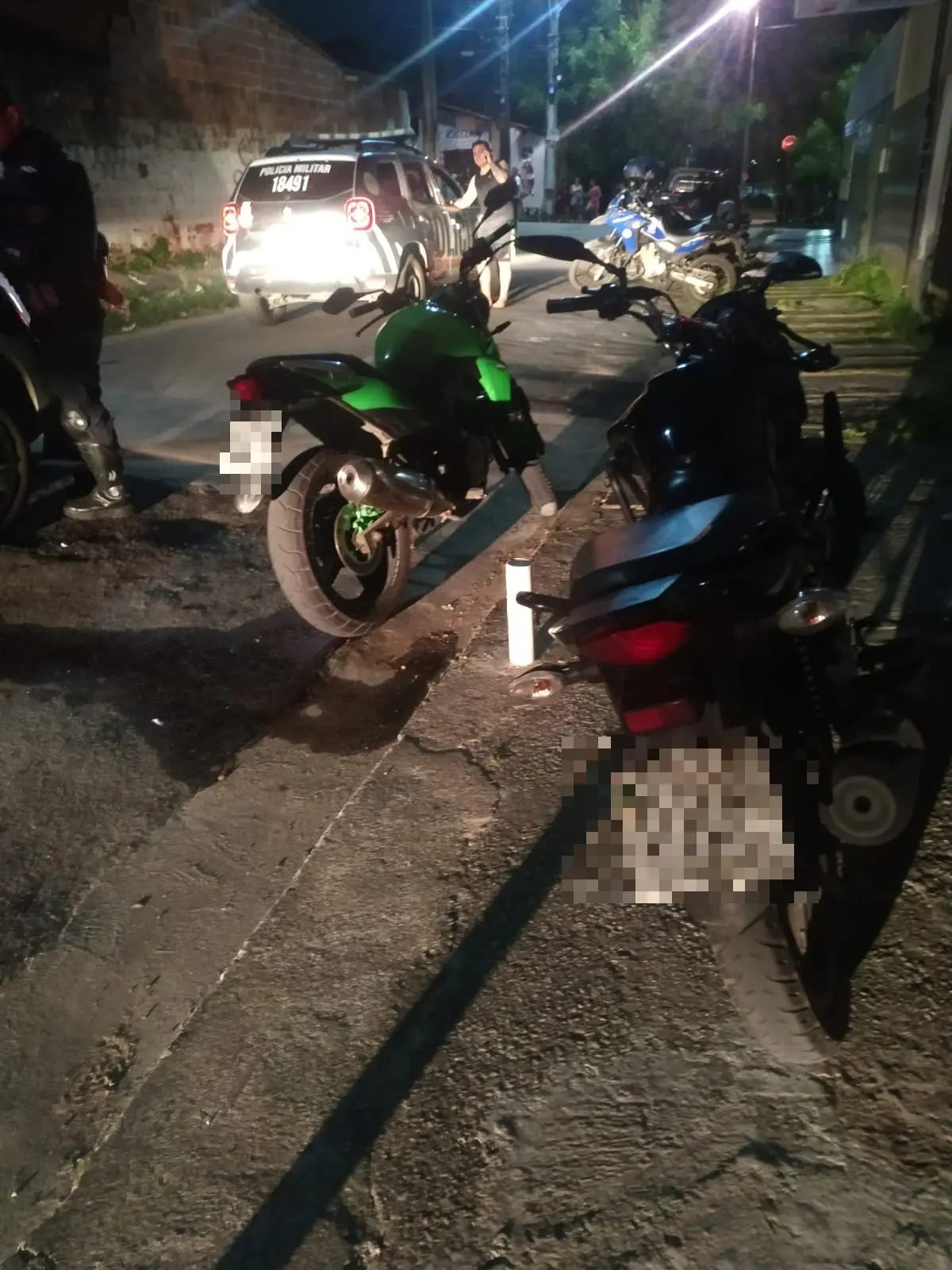 Motocicletas estacionadas na rua.