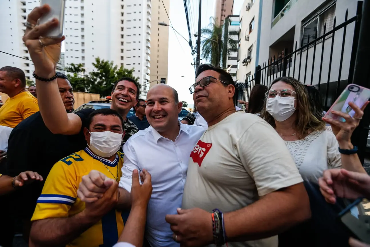 Roberto Cláudio recebido por apoiadores ao chegar à sede do PDT