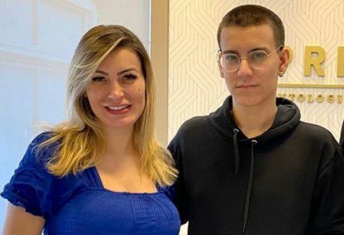 Andressa Urach e Arthur Urach. Ela é loira, está de azul. Ele está de óculos e usa um casaco preto.