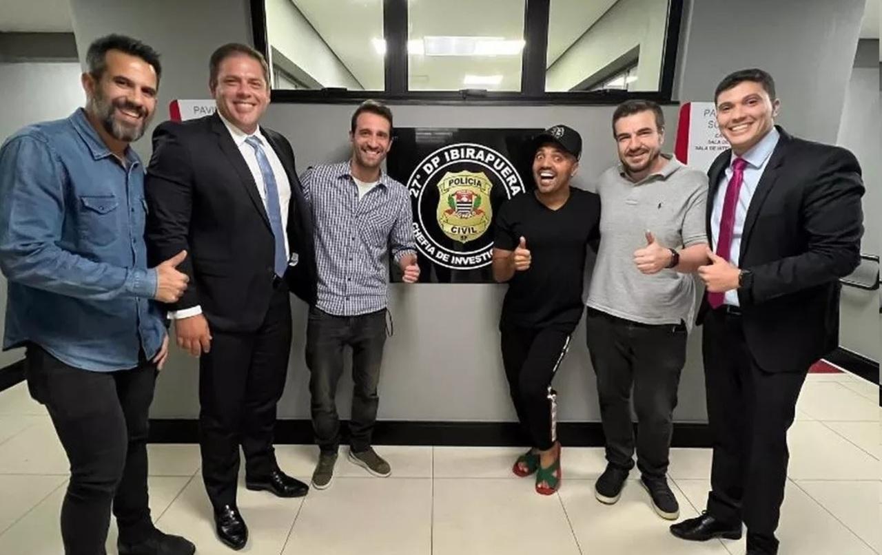 Tirullipa ao lado de advogados e policiais de SP