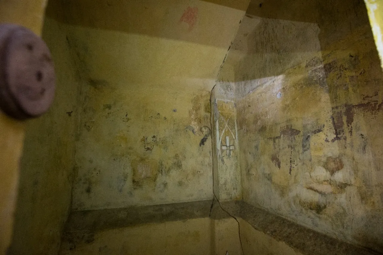 Uma das paredes foi danificada e recebeu pintura de cal amarela.