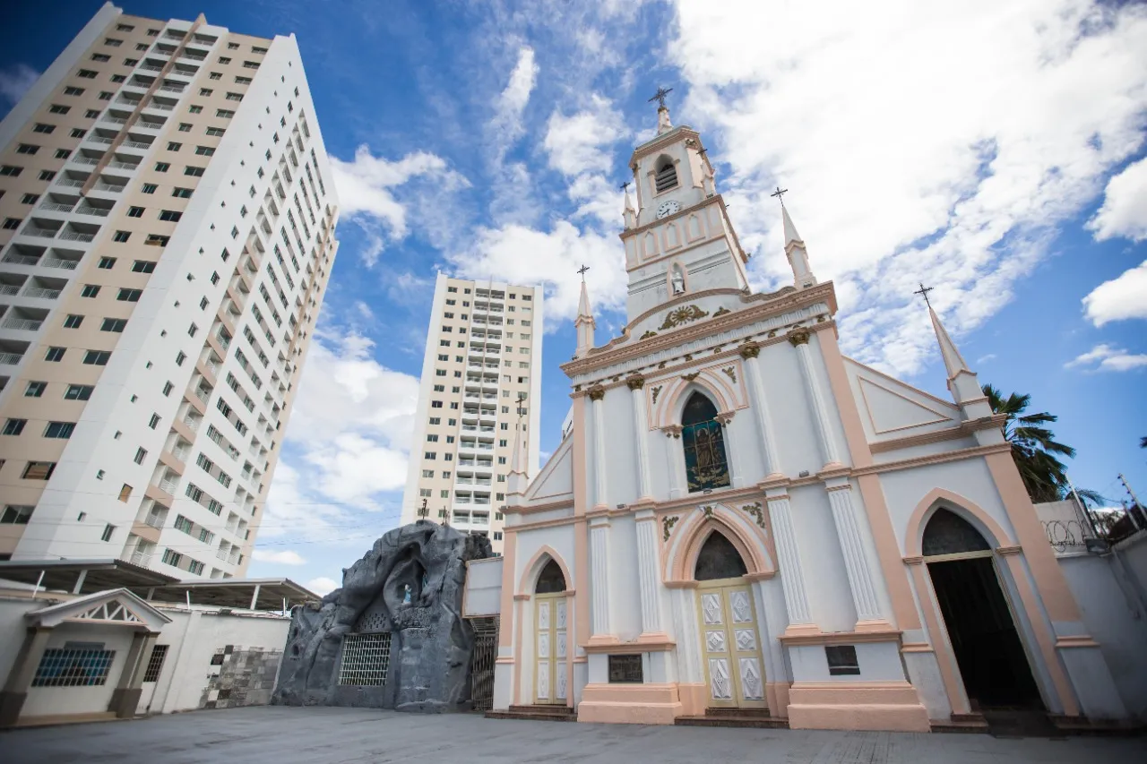 Igreja dos Remédios foi concluída há 112 anos e fica na Avenida da Universidade.