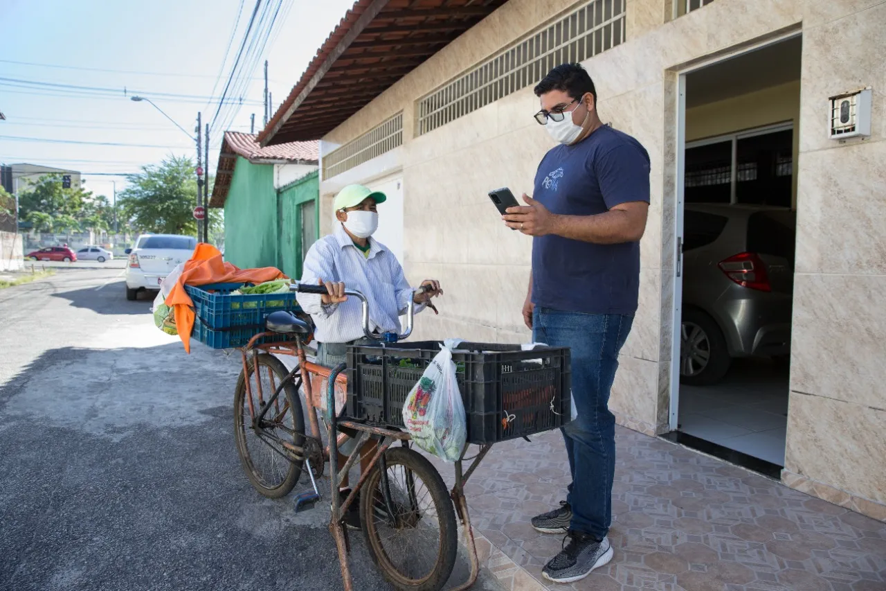 Maria do Socorro utiliza ferramentas como o Pix para facilitar o pagamento na venda de porta em porta
