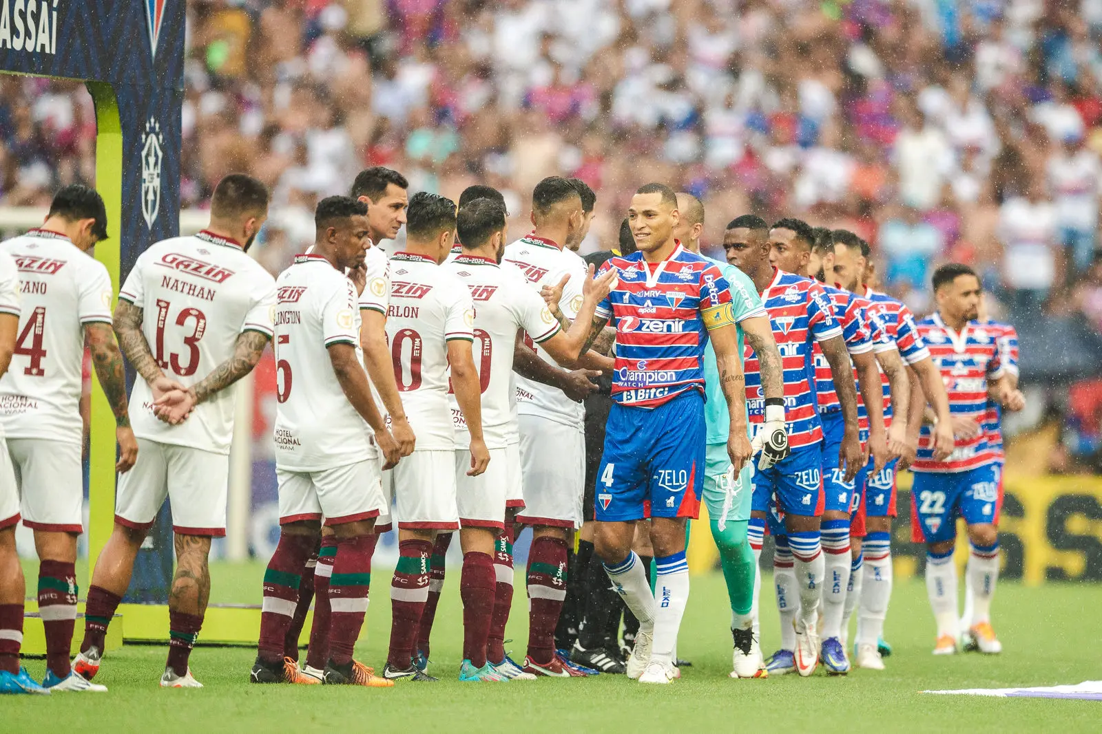 Atletas de Fortaleza e Fluminense disputam bola