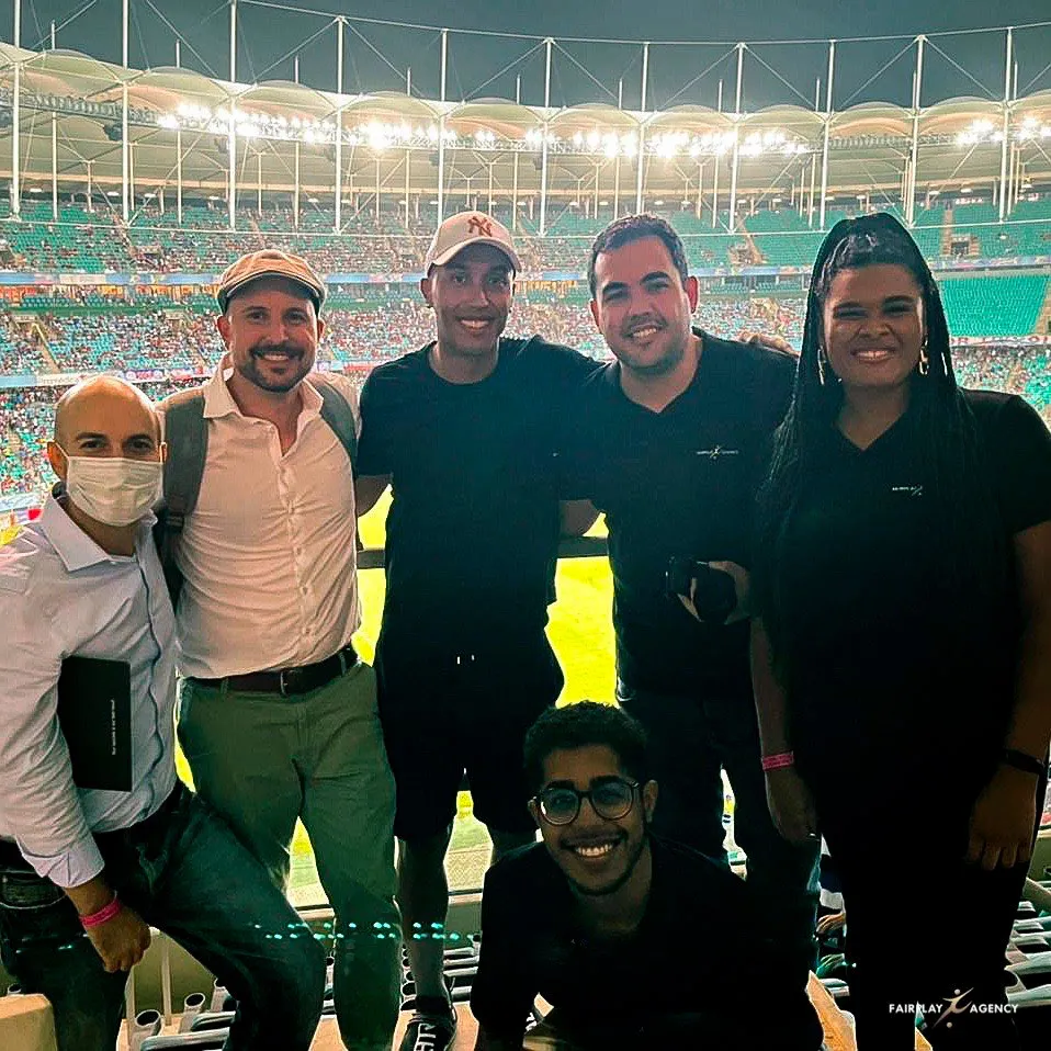 Jonas Sousa, de máscara, CEO Brasil da FairPlay Agency, com o jogador Paulinho e equipe da agência